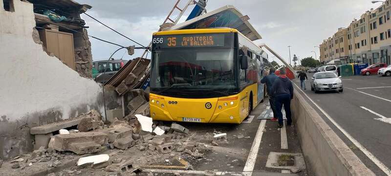 Imagen del muro caído sobre una guagua en la capital grancanaria / TA